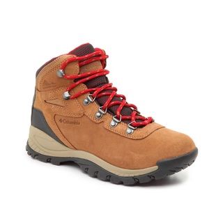 Columbia | Women’s Newton Ridge Hiking Boots in Tan/Cognac